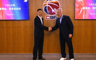 丟臉！新任CBA董事長選秀大會(huì)念錯(cuò)名，與肖華差距大。